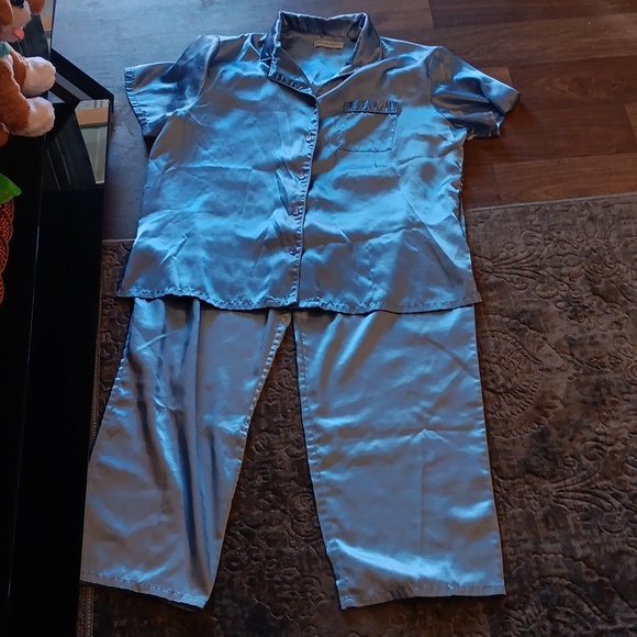 Valerie Stevens íntimates pajama set in good condition 100% polyester - Picture 2 of 6